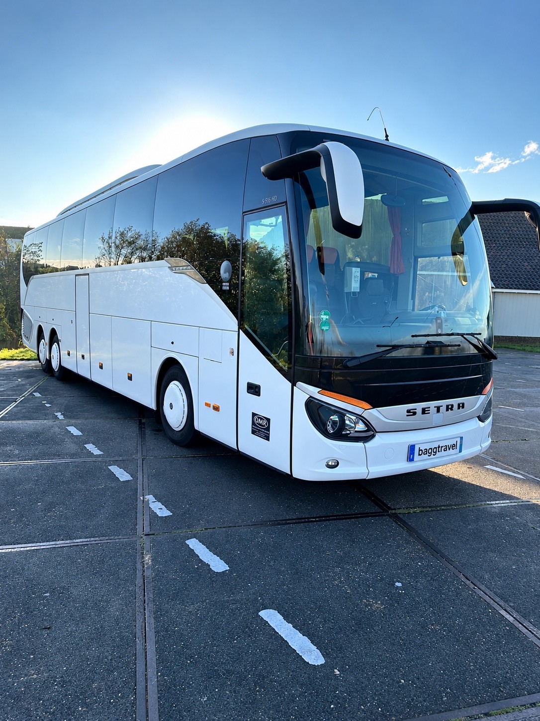 Photographie entière du car Baggtravel blanc Setra